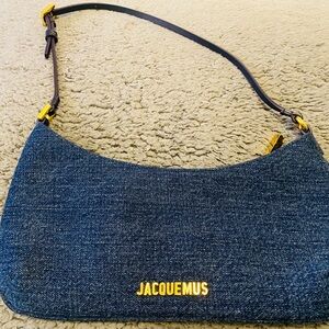 Authentic Jacquemus
Le Bisou shoulder bag